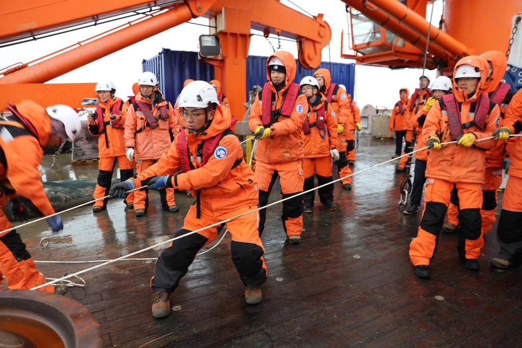 第13次北冰洋科考丨特寫:5.5小時的海上科考“作戰(zhàn)”(圖1) 第13次北冰洋科考丨特寫:5.5小時的海上科考“作戰(zhàn)”(圖1)