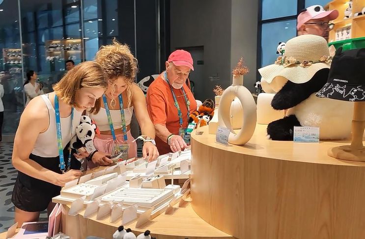 埋下青春友誼的種子 各國運(yùn)動(dòng)員探尋大運(yùn)會(huì)“熊貓情緣”(圖4)