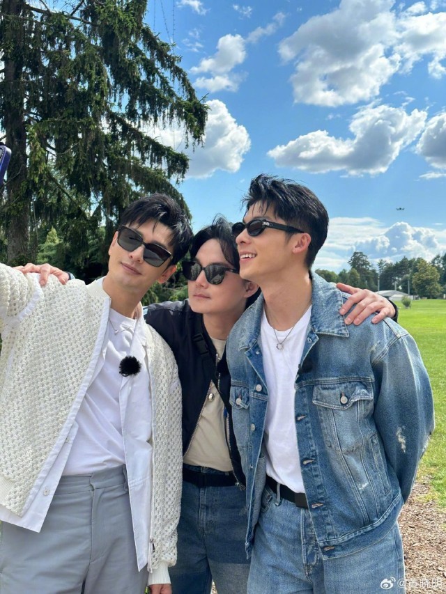 黃曉明許光漢程瀟林允沈夢(mèng)辰等同游布達(dá)佩斯(圖2) 黃曉明許光漢程瀟林允沈夢(mèng)辰等同游布達(dá)佩斯(圖2)