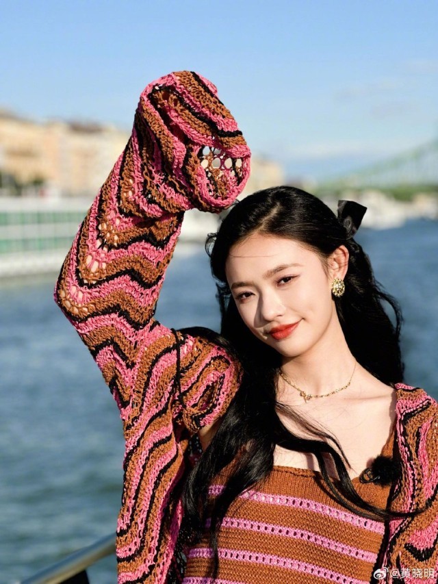 黃曉明許光漢程瀟林允沈夢(mèng)辰等同游布達(dá)佩斯(圖4) 黃曉明許光漢程瀟林允沈夢(mèng)辰等同游布達(dá)佩斯(圖4)