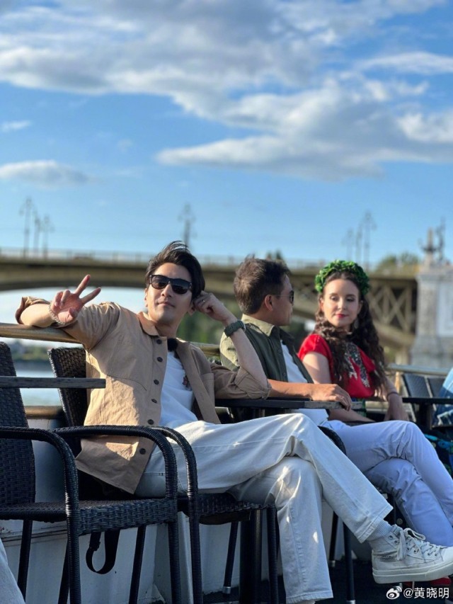 黃曉明許光漢程瀟林允沈夢(mèng)辰等同游布達(dá)佩斯(圖17) 黃曉明許光漢程瀟林允沈夢(mèng)辰等同游布達(dá)佩斯(圖17)