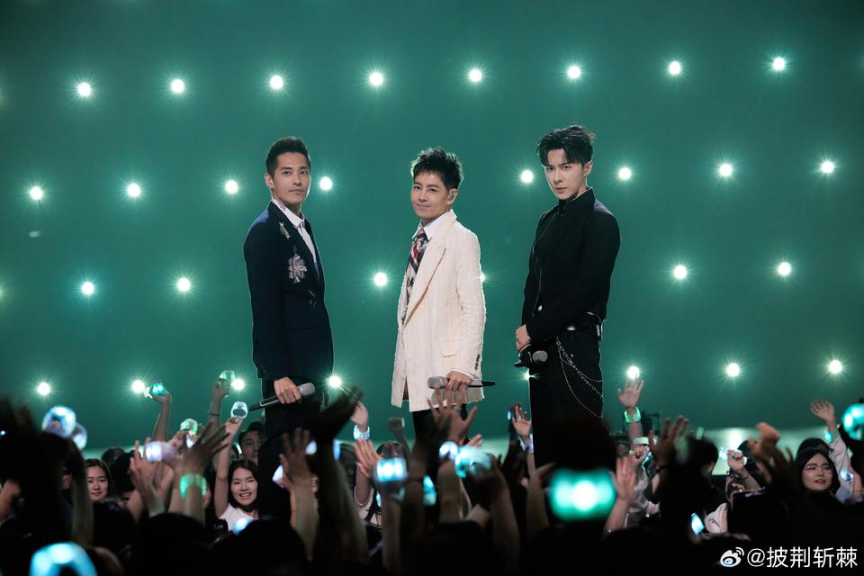 《父輩的榮耀》《驕陽(yáng)伴我》等好劇扎堆 后暑期檔劇綜精彩(圖8) 《父輩的榮耀》《驕陽(yáng)伴我》等好劇扎堆 后暑期檔劇綜精彩(圖8)