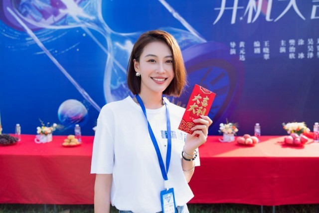 劉賈璽新劇《暮靄過后》開機(jī) 飾格斗IT雙料女孩(圖2) 劉賈璽新劇《暮靄過后》開機(jī) 飾格斗IT雙料女孩(圖2)