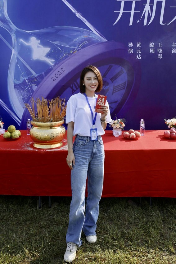 劉賈璽新劇《暮靄過后》開機(jī) 飾格斗IT雙料女孩(圖3) 劉賈璽新劇《暮靄過后》開機(jī) 飾格斗IT雙料女孩(圖3)