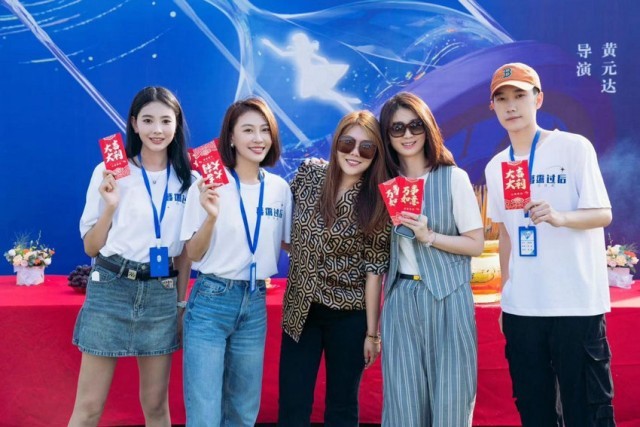 劉賈璽新劇《暮靄過后》開機(jī) 飾格斗IT雙料女孩(圖1) 劉賈璽新劇《暮靄過后》開機(jī) 飾格斗IT雙料女孩(圖1)