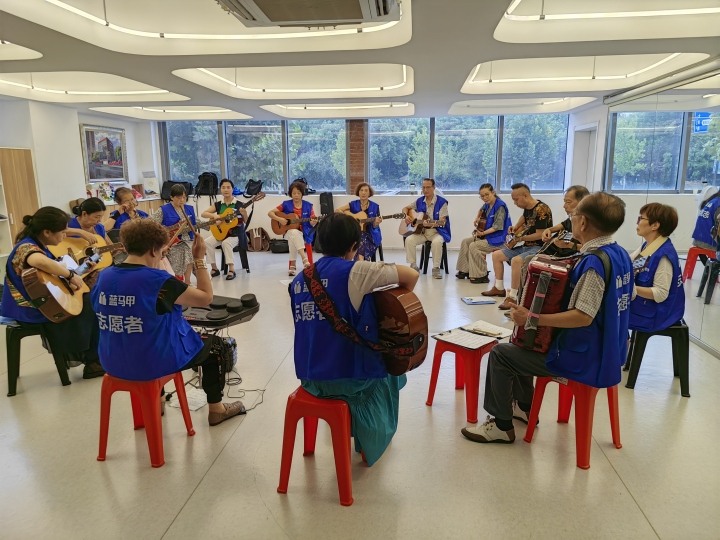 80歲“搖滾奶奶”接棒亞運(yùn)火炬 讓有限人生燃放無限青春(圖3)