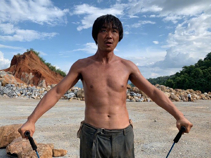 《第八個(gè)嫌疑人》票房破2億 大鵬兌現(xiàn)承諾發(fā)腹肌照(圖1)