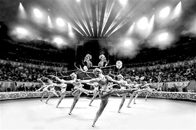 經(jīng)典雜技“俏花旦” 國(guó)際賽場(chǎng)斬獲第八金(圖1) 經(jīng)典雜技“俏花旦” 國(guó)際賽場(chǎng)斬獲第八金(圖1)