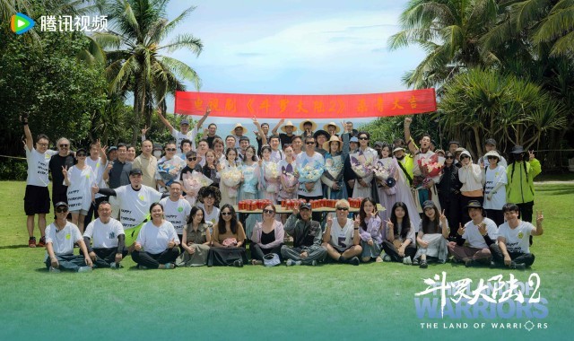 《斗羅大陸2》近日殺青 周翊然張予曦搭檔踏上全新冒險(xiǎn)之旅(圖1) 1衛(wèi)導(dǎo)組殺青大合照.jpg