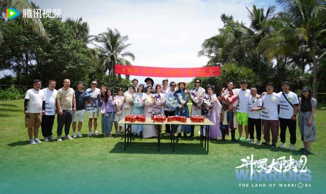 《斗羅大陸2》近日殺青 周翊然張予曦搭檔踏上全新冒險(xiǎn)之旅(圖5) 3主創(chuàng)+演員合照.jpg