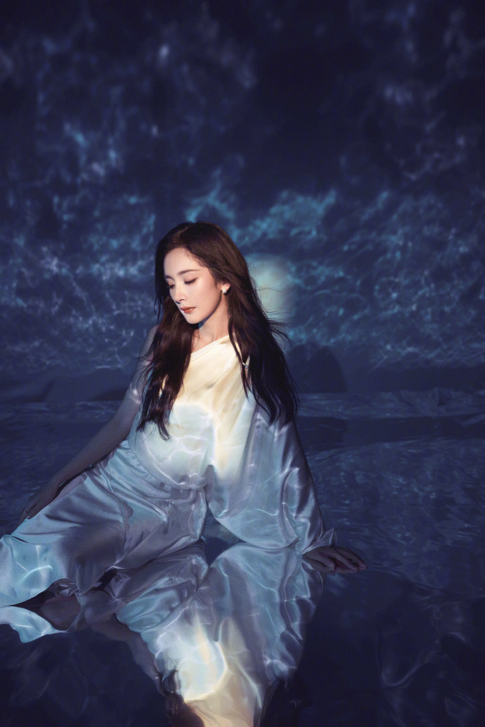 楊冪最新活動造型寫真釋出 光影間氛圍感十足(圖1) 楊冪最新活動造型寫真釋出 光影間氛圍感十足(圖1)