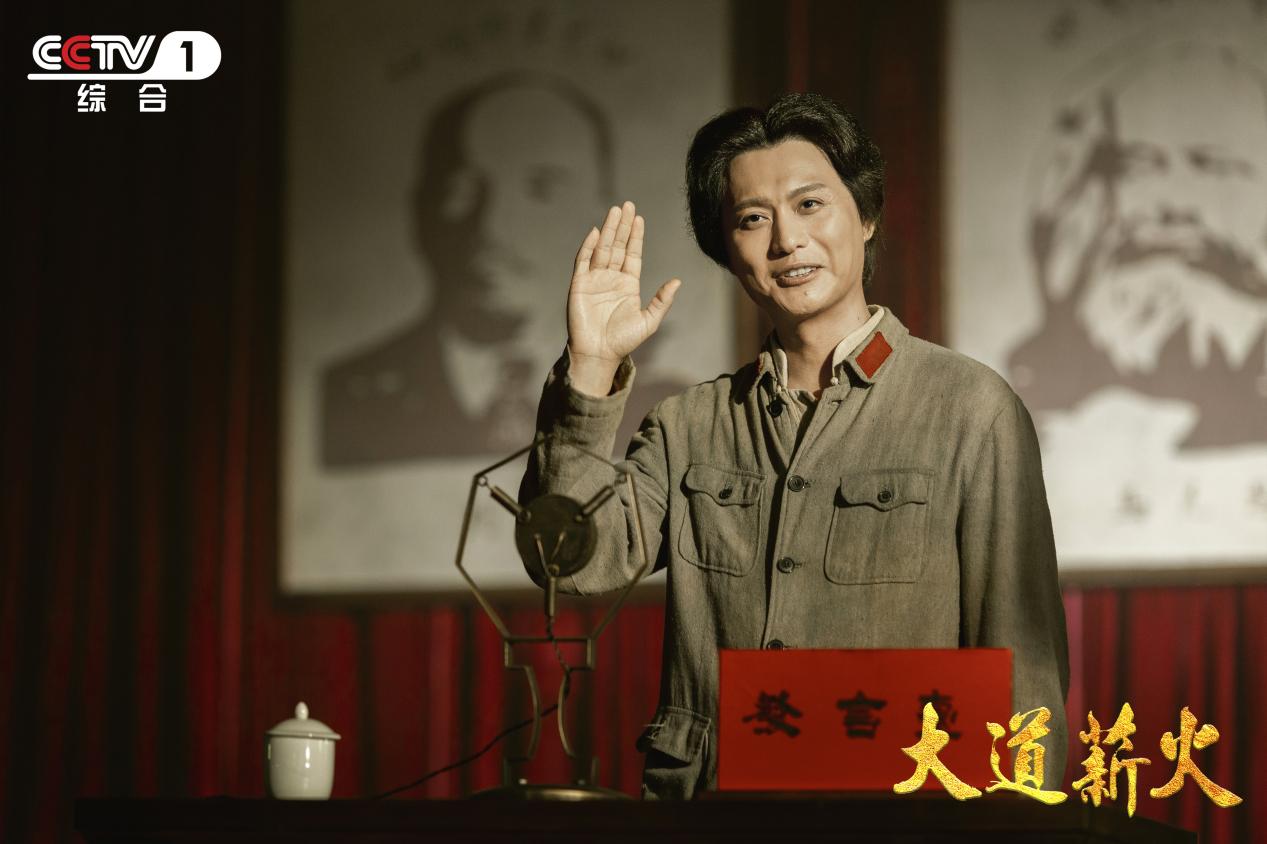 侯京?。翰粩喔卤硌莘绞秸宫F(xiàn)偉人魅力(圖1)