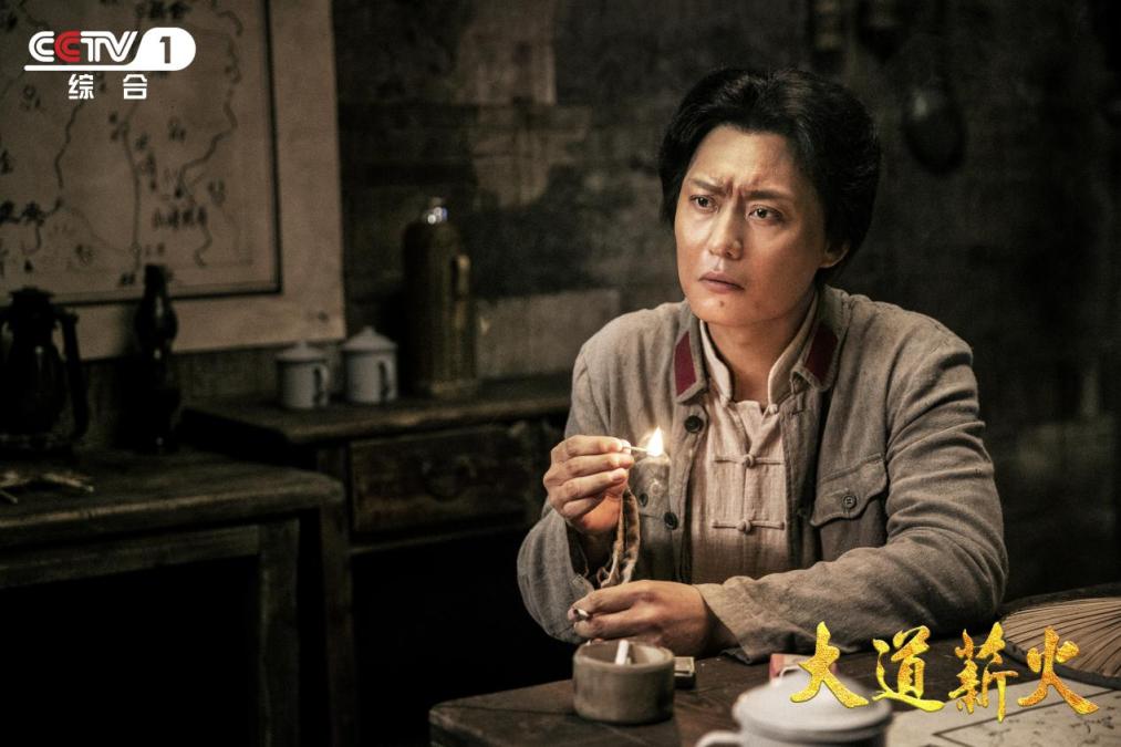 侯京?。翰粩喔卤硌莘绞秸宫F(xiàn)偉人魅力(圖2)