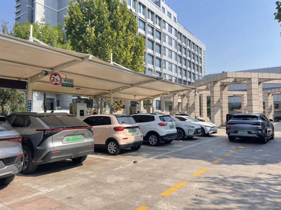 中秋國慶小長(zhǎng)假的服務(wù)區(qū)“搶樁大戰(zhàn)”(圖1) 圖片