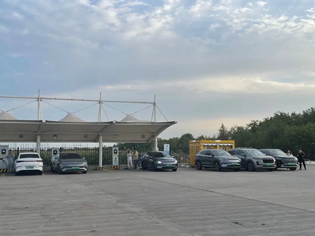 中秋國慶小長(zhǎng)假的服務(wù)區(qū)“搶樁大戰(zhàn)”(圖5) 圖片