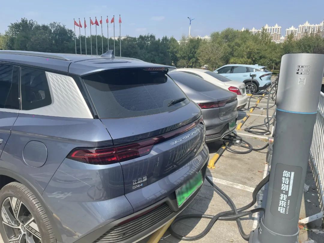 中秋國慶小長(zhǎng)假的服務(wù)區(qū)“搶樁大戰(zhàn)”(圖3) 圖片