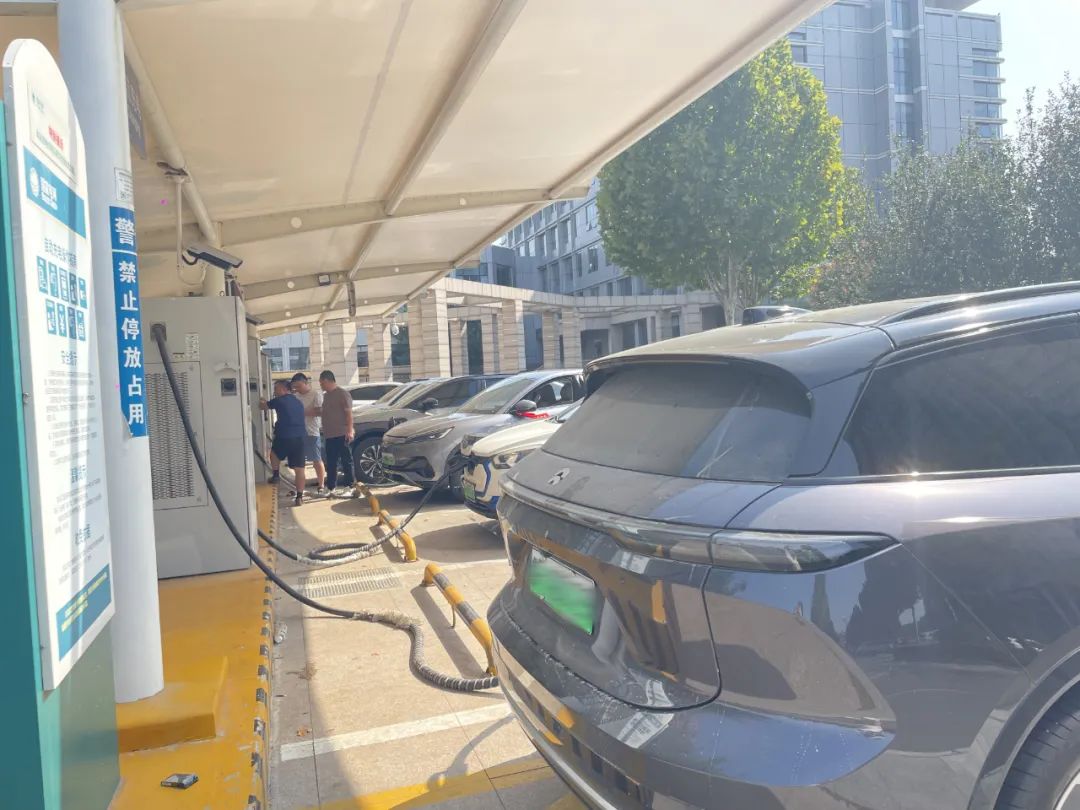 中秋國慶小長(zhǎng)假的服務(wù)區(qū)“搶樁大戰(zhàn)”(圖6) 圖片