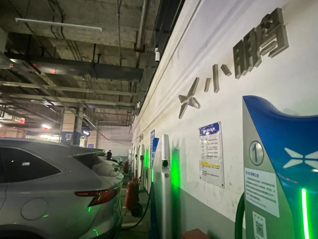 中秋國慶小長(zhǎng)假的服務(wù)區(qū)“搶樁大戰(zhàn)”(圖8) 圖片