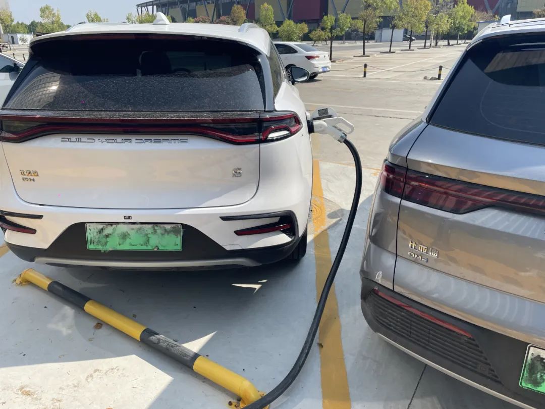 中秋國慶小長(zhǎng)假的服務(wù)區(qū)“搶樁大戰(zhàn)”(圖9) 圖片