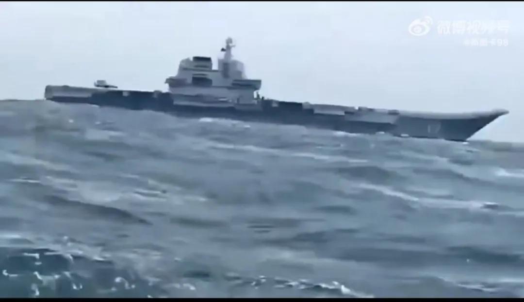 臺(tái)兩艘護(hù)衛(wèi)艦近距離警戒山東艦，美航母仍在臺(tái)島防止中方趁機(jī)收臺(tái)(圖4)