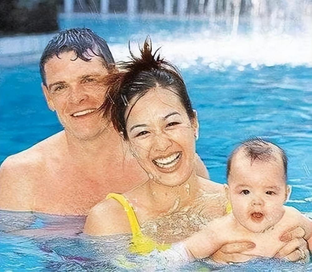 鐘麗緹25歲大女兒曬性感寫真，穿蕾絲內衣秀身材，疑似p馬甲線(圖10)