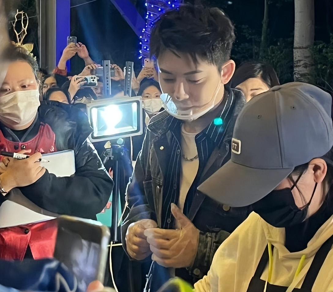 陳翔北京擺地?cái)?，網(wǎng)友：渣男的臭味藏進(jìn)煙火氣里，妄想要復(fù)出？(圖1)