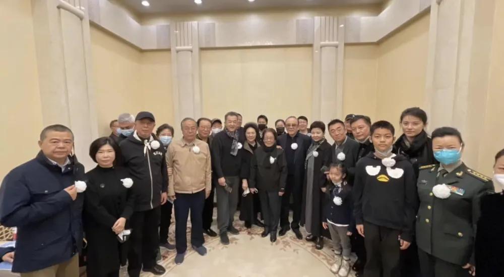 告別儀式合影曝光，李雙江白雪董文華神情嚴(yán)肅，黃宏笑容惹爭(zhēng)議(圖2)