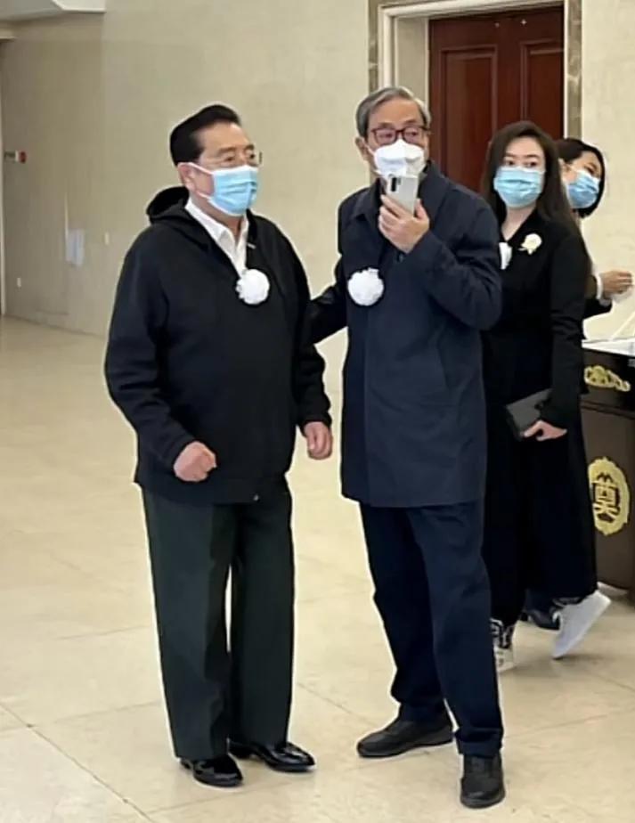 告別儀式合影曝光，李雙江白雪董文華神情嚴(yán)肅，黃宏笑容惹爭(zhēng)議(圖7)