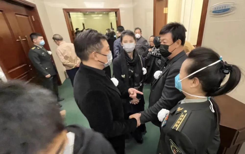 告別儀式合影曝光，李雙江白雪董文華神情嚴(yán)肅，黃宏笑容惹爭(zhēng)議(圖18)