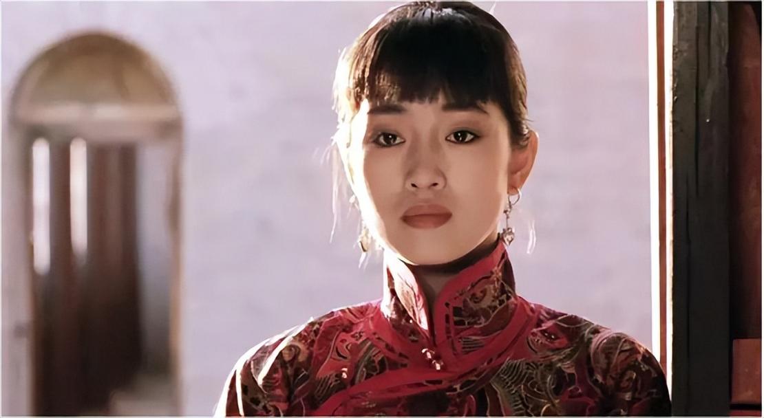 鞏俐陪馬克龍?jiān)L華，多重身份引發(fā)網(wǎng)友熱議，她身上的秘密藏不住了(圖4)