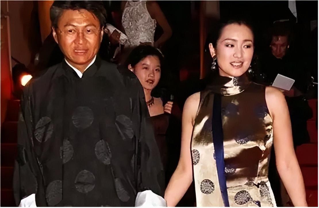 鞏俐陪馬克龍?jiān)L華，多重身份引發(fā)網(wǎng)友熱議，她身上的秘密藏不住了(圖17)