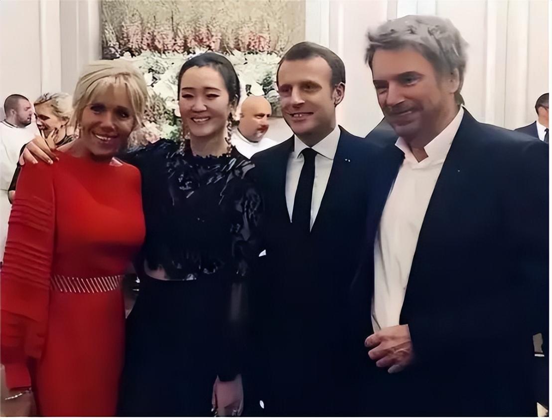 鞏俐陪馬克龍?jiān)L華，多重身份引發(fā)網(wǎng)友熱議，她身上的秘密藏不住了(圖22)