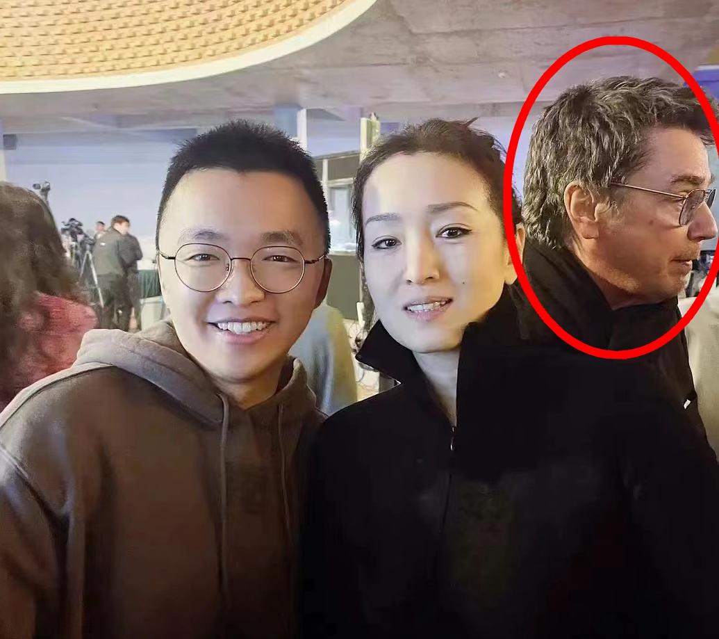 鞏俐夫婦陪法國總統(tǒng)訪華，看到黃渤逗樂馬克龍，鼓掌笑出表情包(圖17)