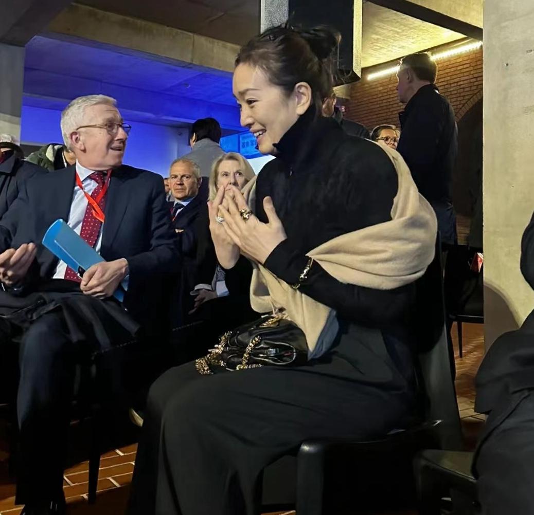 鞏俐夫婦陪法國總統(tǒng)訪華，看到黃渤逗樂馬克龍，鼓掌笑出表情包(圖13)