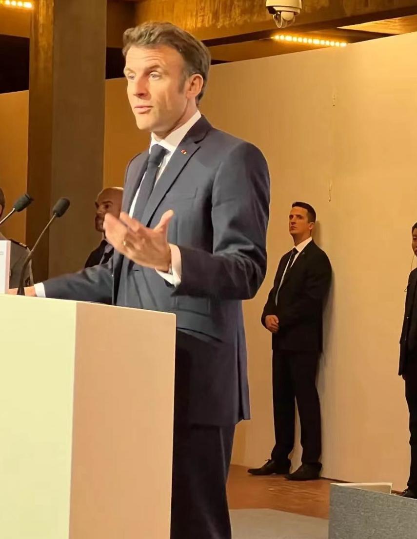 鞏俐夫婦陪法國總統(tǒng)訪華，看到黃渤逗樂馬克龍，鼓掌笑出表情包(圖10)