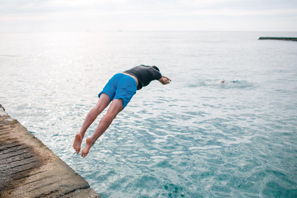 女孩跳江獲救！三位英雄用生命守護女孩卻不幸身亡，簡直令人感動(圖1)