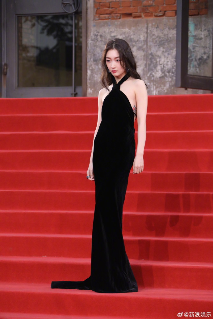 平遙國際電影展開幕 周冬雨朱一龍黃軒王俊凱等亮相紅毯(圖1)