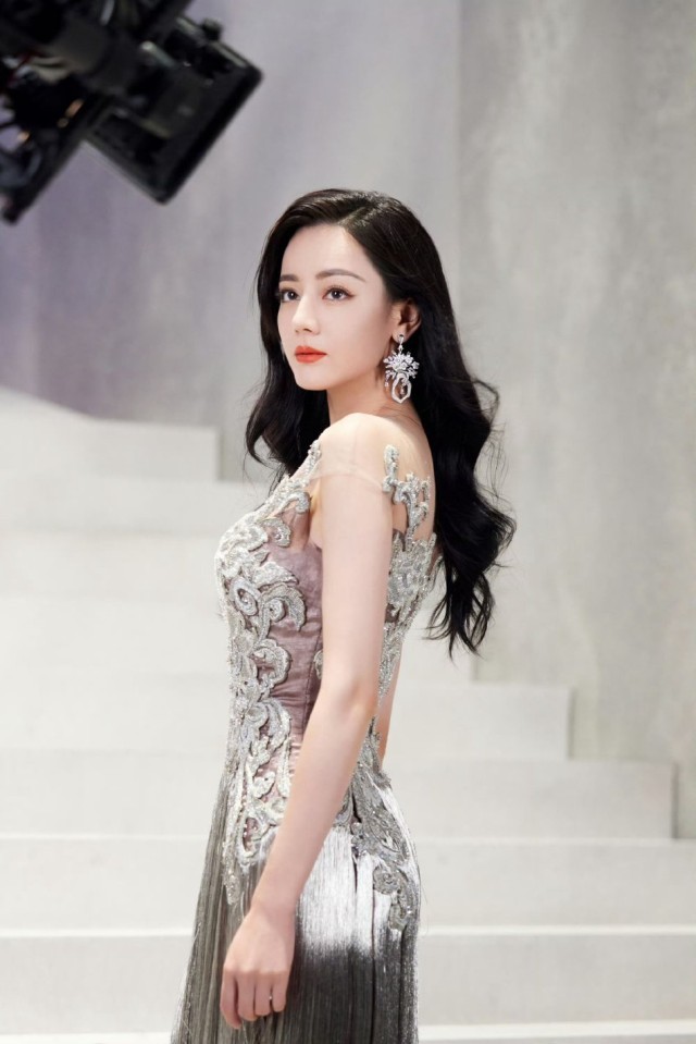 迪麗熱巴碎鉆流蘇裙優(yōu)雅大氣 翩然起舞仙氣飄逸(圖1) 迪麗熱巴碎鉆流蘇裙優(yōu)雅大氣 翩然起舞仙氣飄逸(圖1)