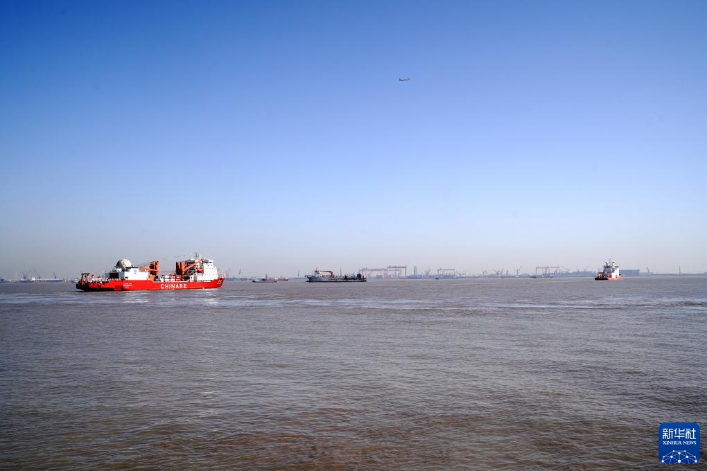 首次由3艘船保障 中國(guó)第40次南極科學(xué)考察隊(duì)踏上征程(圖3) 首次由3艘船保障 中國(guó)第40次南極科學(xué)考察隊(duì)踏上征程(圖3)