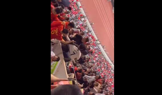 孫興慜球迷穿熱刺球衣挑釁被打 李璇:該球迷的行為屬于自己找揍(圖1) 孫興慜球迷穿熱刺球衣挑釁被打 媒體人:純屬自己找揍