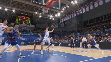 CBA再現(xiàn)巨大爭議判罰 詹姆斯沒能保護籃板導致周琦打進并有加罰(圖1) CBA再現(xiàn)巨大爭議判罰 詹姆斯不滿漏吹周琦犯規(guī)反吃T