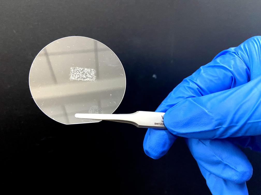 我國科學(xué)家研發(fā)出超薄高能效光學(xué)晶體(圖1) 我國科學(xué)家研發(fā)出超薄高能效光學(xué)晶體(圖1)