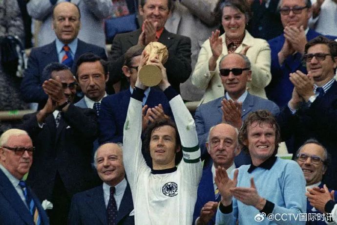 “足球皇帝”貝肯鮑爾去世終年78歲 曾2次成為金球獎(jiǎng)得主(圖1) “足球皇帝”貝肯鮑爾去世終年78歲 曾2次成為金球獎(jiǎng)得主