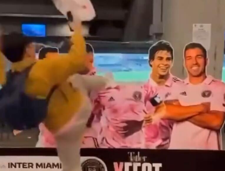 梅西人形廣告牌被踢飛腦袋:梅西未出場(chǎng)比賽引發(fā)軒然大波(圖1) QQ截圖20240206090956