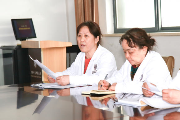 上海中大腫瘤醫(yī)院召開2024第一季度醫(yī)療質(zhì)量安全、輸血、院感和藥事管理委員會會議(圖5)