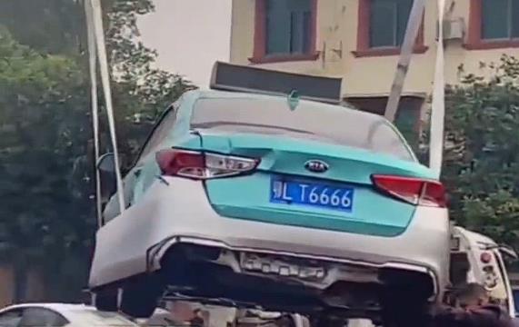 尾號(hào)6666出租車溜車墜河 因數(shù)字巧合 網(wǎng)評(píng):建議無(wú)償轉(zhuǎn)讓給我(圖1) 尾號(hào)6666出租車溜車墜河 因數(shù)字巧合 網(wǎng)評(píng):建議無(wú)償轉(zhuǎn)讓給我(圖1)