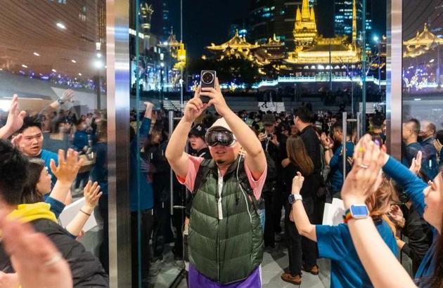 蘋果靜安店開業(yè)吸引大批果粉 女子怒斥排隊(duì)者崇洋媚外(圖1) 蘋果靜安店開業(yè)吸引大批果粉 女子怒斥排隊(duì)者崇洋媚外(圖1)