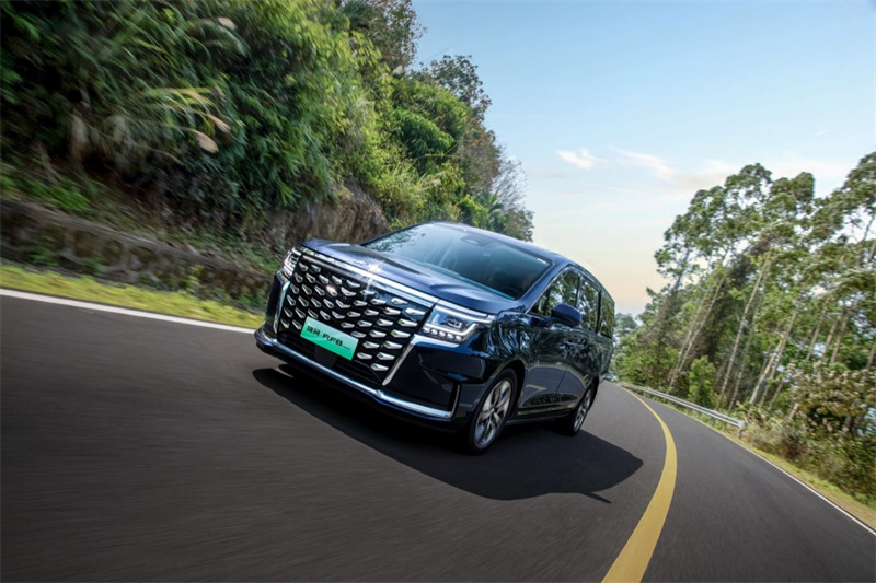 具備MPV該有的素養(yǎng)，安全感與品質(zhì)感是瑞風(fēng)RF8的底色(圖1)