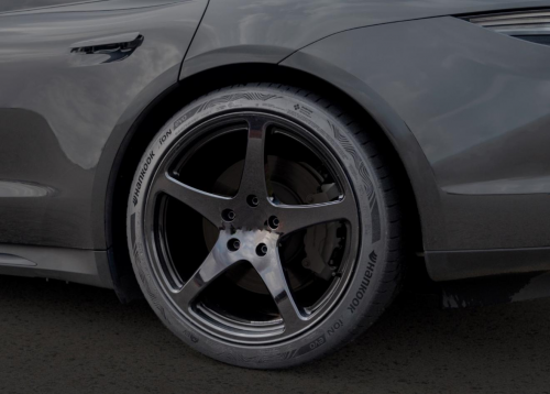 韓泰推出首款獲ISCC PLUS認(rèn)證的iON輪胎，首發(fā)搭載保時(shí)捷Taycan(圖1)