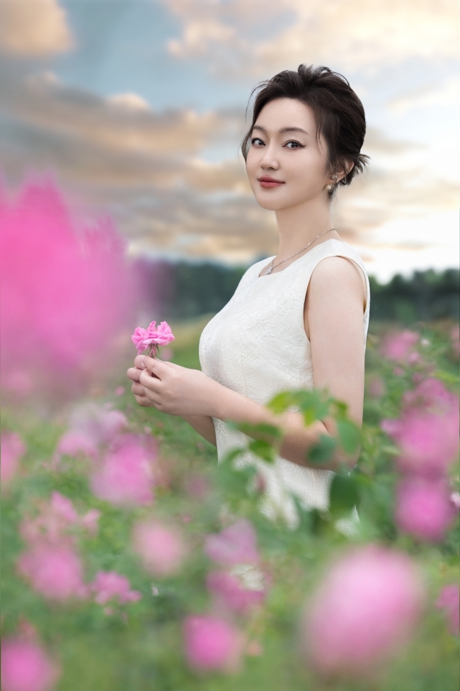 玫莉蔻十二載的熱愛與追求，展現(xiàn)了玫瑰護(hù)膚的絢爛之美(圖2)